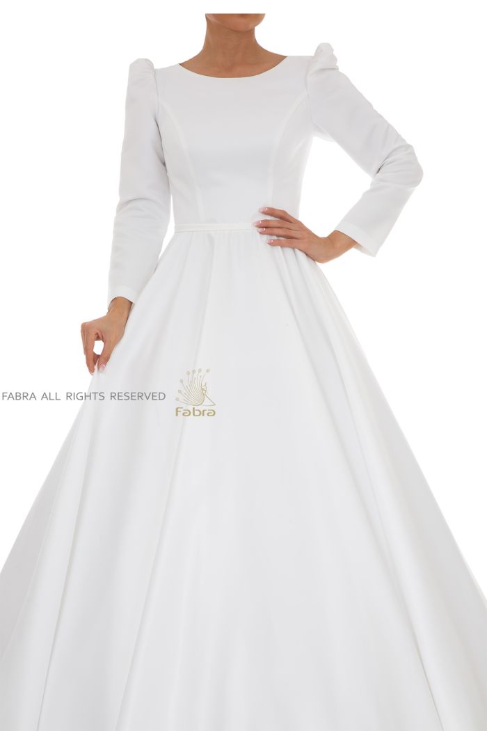 لباس عروس کاملا پوشیده دامن سوپر کلوش دنباله دار و یقه ی قایقی از جنس ساتن آمریکایی مدل ثمر