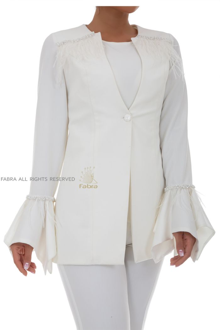 کت شلوار، رسمی و پوشیده، یقه ترکیبی گرد و هفت، کرپ، کریستال و مروارید و پر، دکمه سفید رنگ، کت شلوار موژان